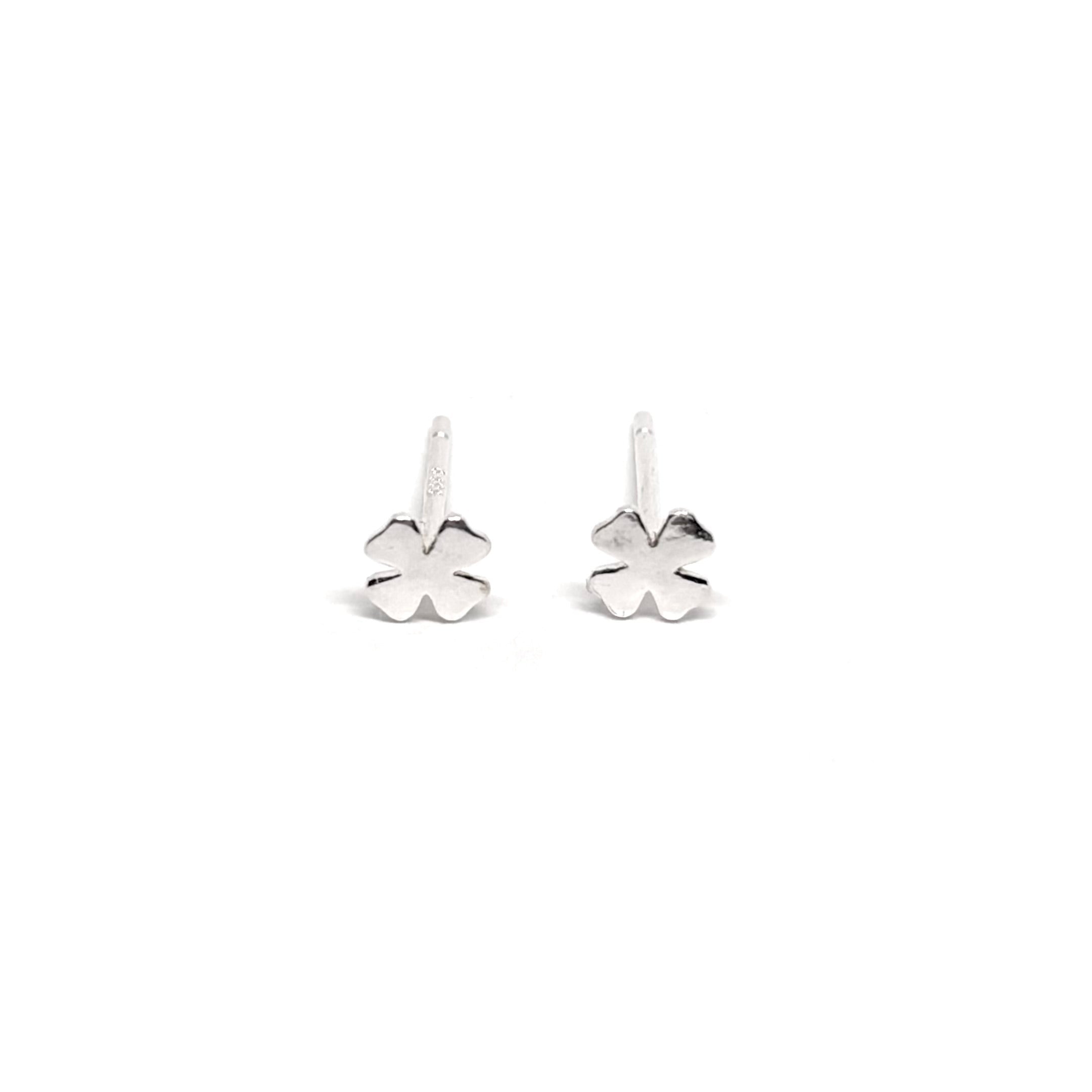 Boucles d'oreilles puces en argent 925 avec trèfle à quatre feuilles, symbole de chance et de prospérité. Ce design minimaliste et raffiné, de 0,8 cm, est idéal pour un look discret et élégant au quotidien ou pour apporter une touche symbolique à une occasion spéciale. L'argent 925 garantit une brillance durable et une excellente résistance à l'oxydation, assurant que ces boucles conserveront leur éclat au fil du temps. Un choix parfait pour ajouter de la chance et du raffinement à votre style.